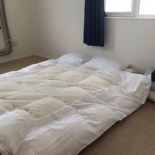 寝室3はシングル布団2つまたはダブルサイズ布団で。