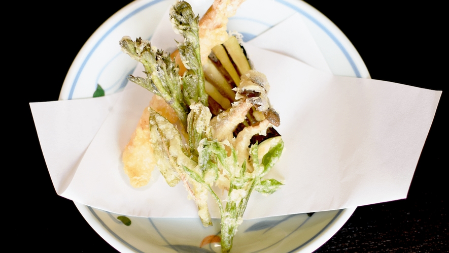 *夕食一例／地元の山菜やキノコの天ぷら