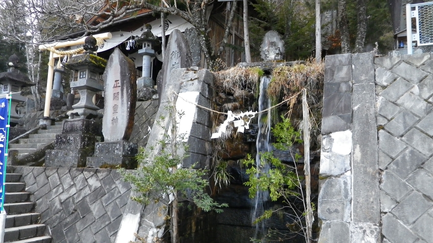 *御堂 御嶽山を登山される方々がお参りになる御堂。