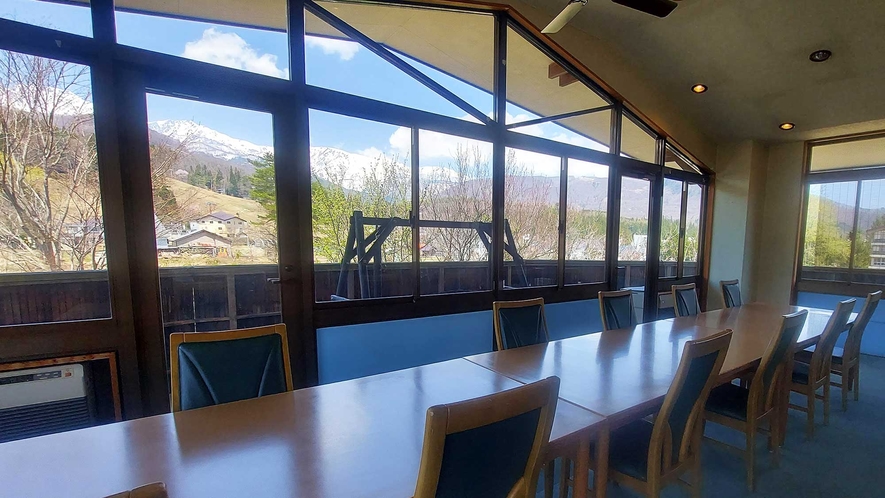 *お食事会場　大きな窓が特徴的な造り、四季折々の景色と共にお食事を楽しめます