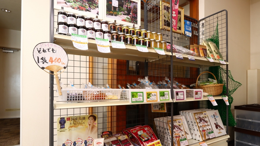 《館内》お土産コーナー。手作りジャムや銘菓をおみやげにどうぞ。