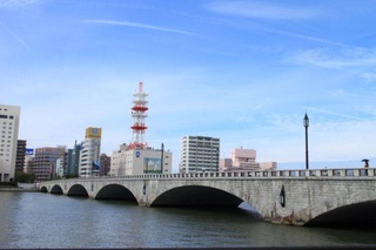 【万代橋】　　　　　　　　　　　　　　徒歩5分。日本最長信濃川に掛かる優美な橋。