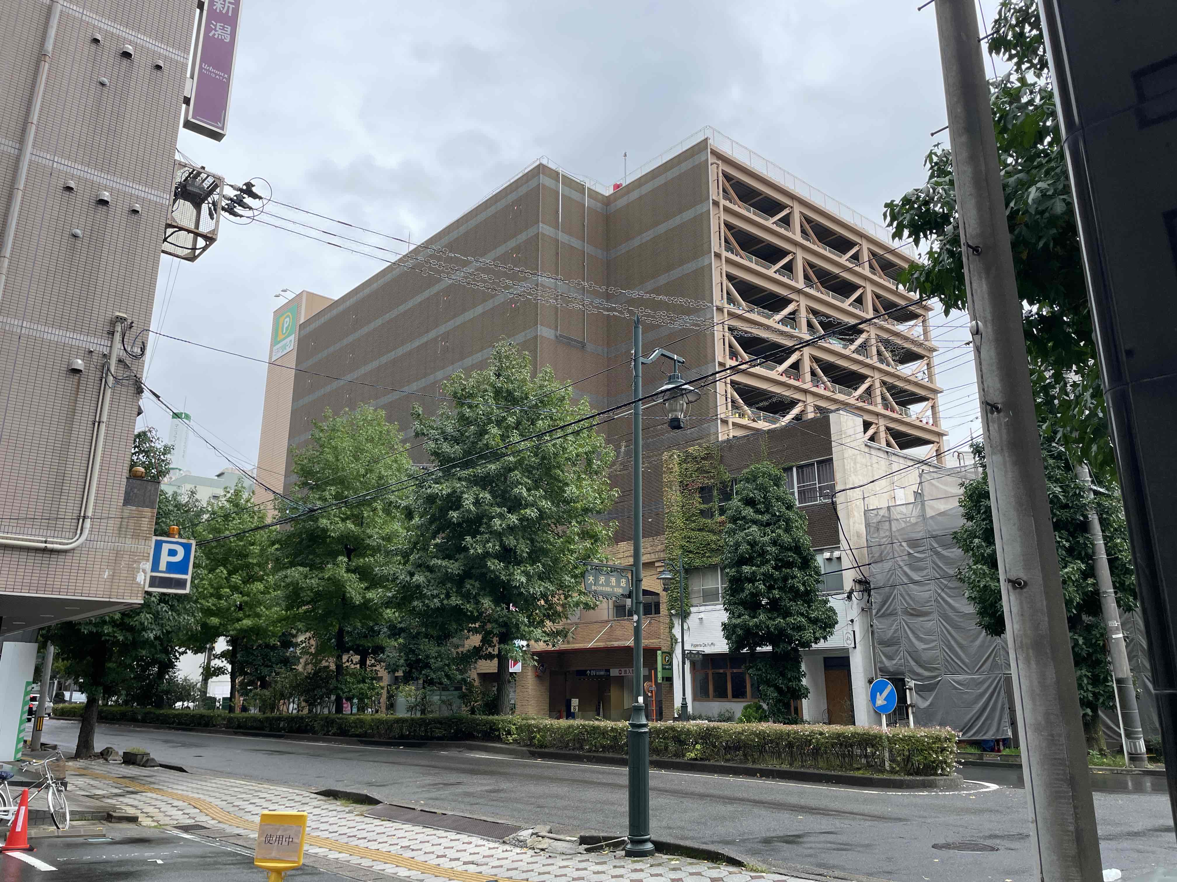 ホテル駐車場満車時はコインパーキングへご案内。