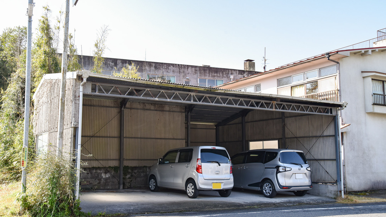 *【駐車場】10台分の無料駐車場があるのでお車での旅行も安心！屋根付はこちらへ。