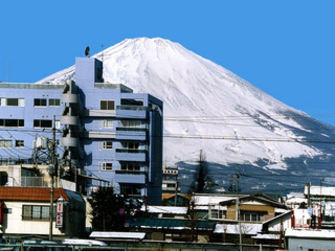 湯山ビルと富士山