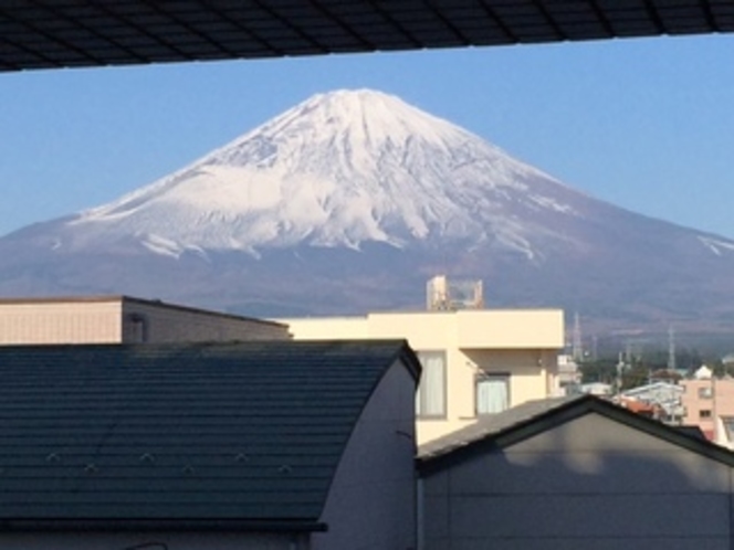 4階窓から富士山