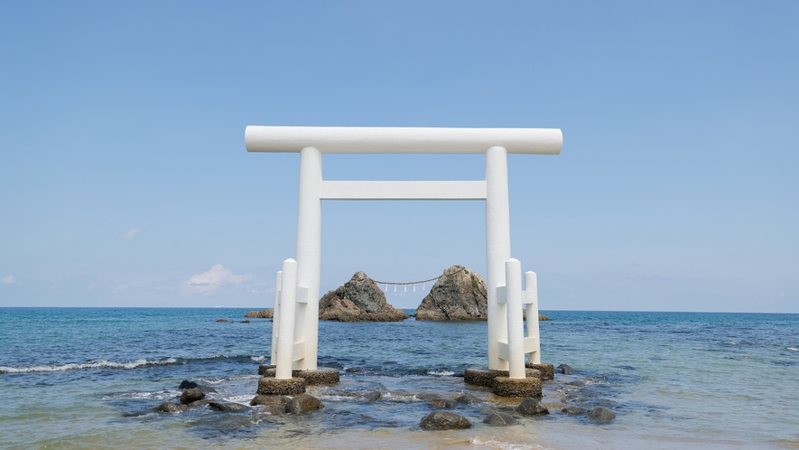 櫻井二見ヶ浦の夫婦岩：糸島市にある2つの巨岩が仲良く並ぶ景勝地