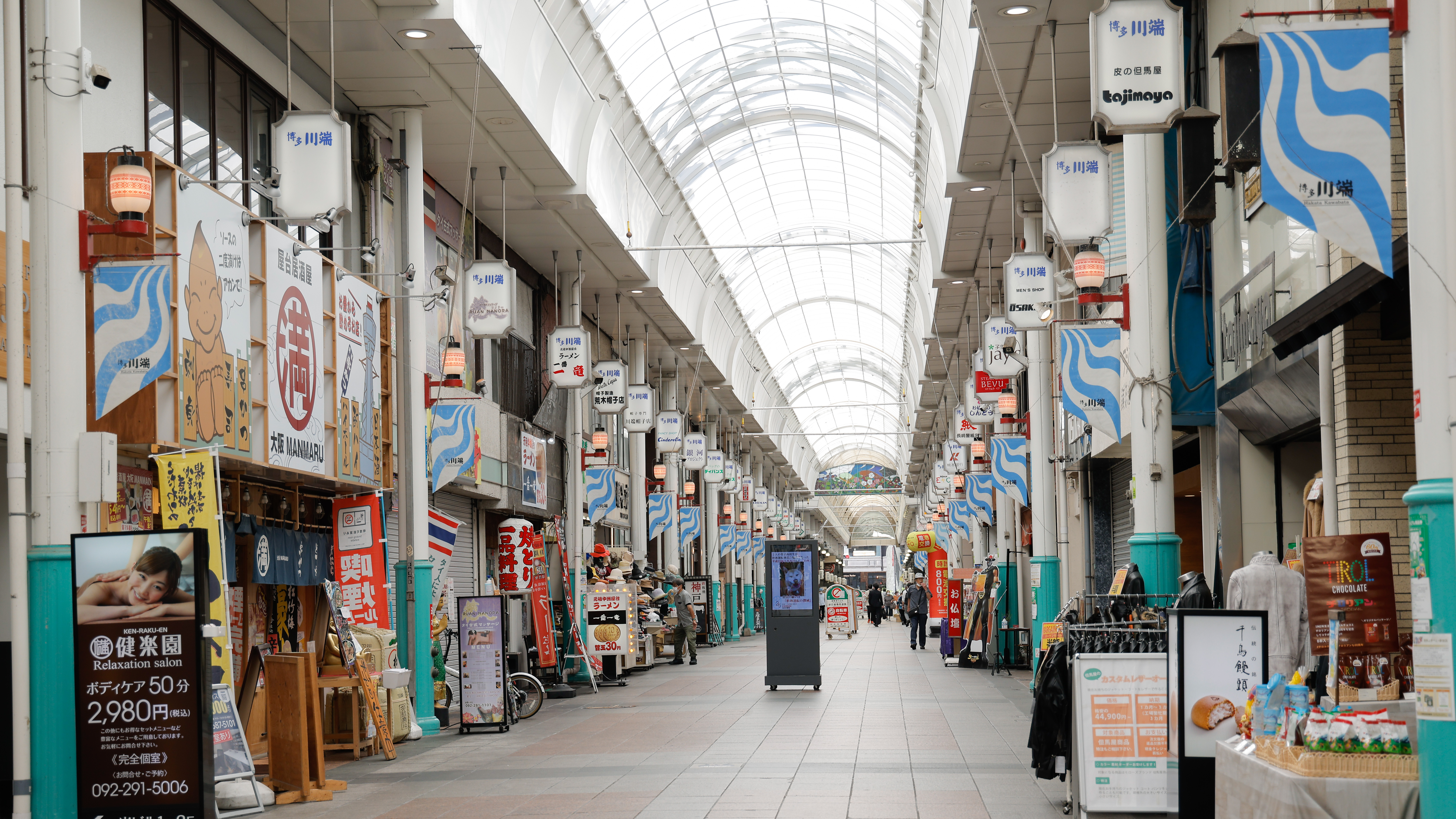 川端商店街：400mのアーケードが博多の歴史を語る商店街。ホテルより徒歩15分