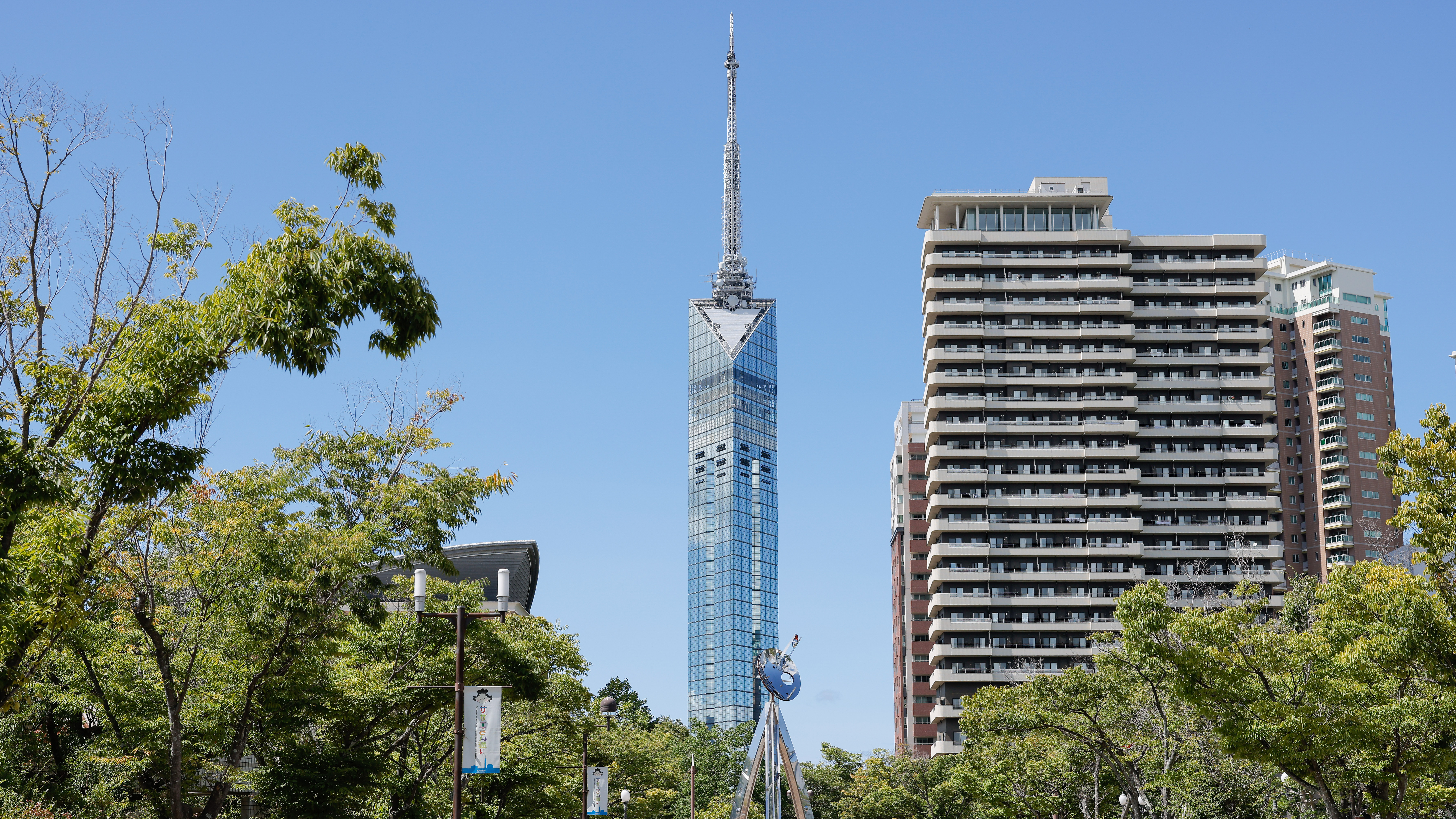 福岡タワー：全長234mの海浜タワー。展望からのパノラマは圧巻。天神からバスで25分