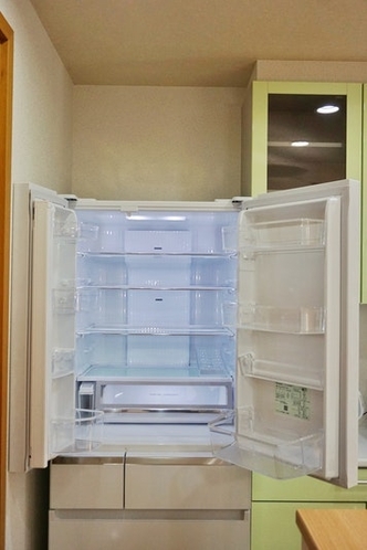 冷蔵庫 / Refrigerator