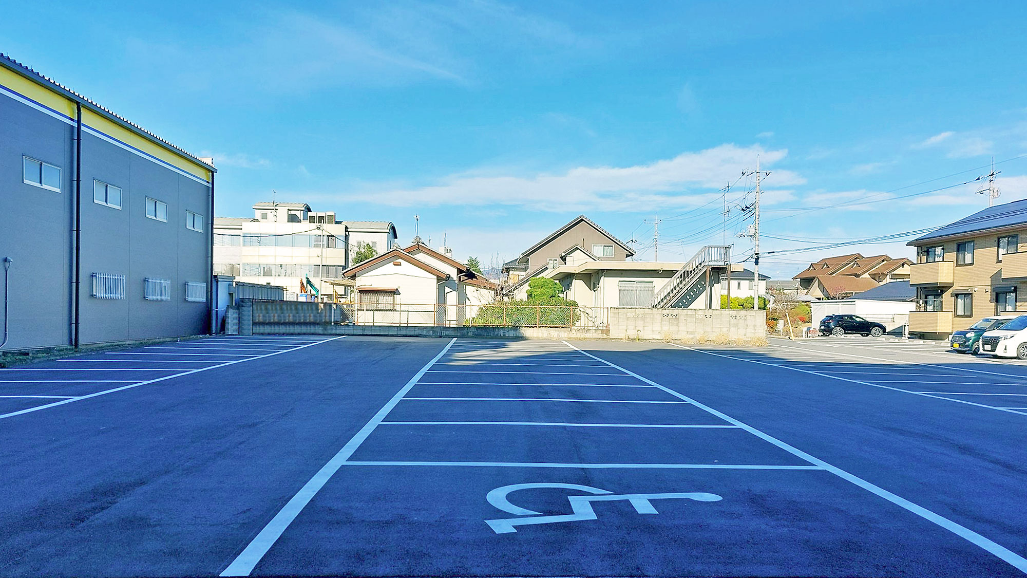 駐車場は大型バストラックも駐車可能となっております。