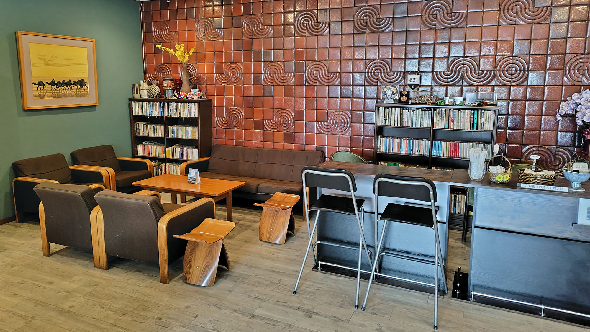 ロビーには充実のブックコーナー（2500冊以上）もございます。