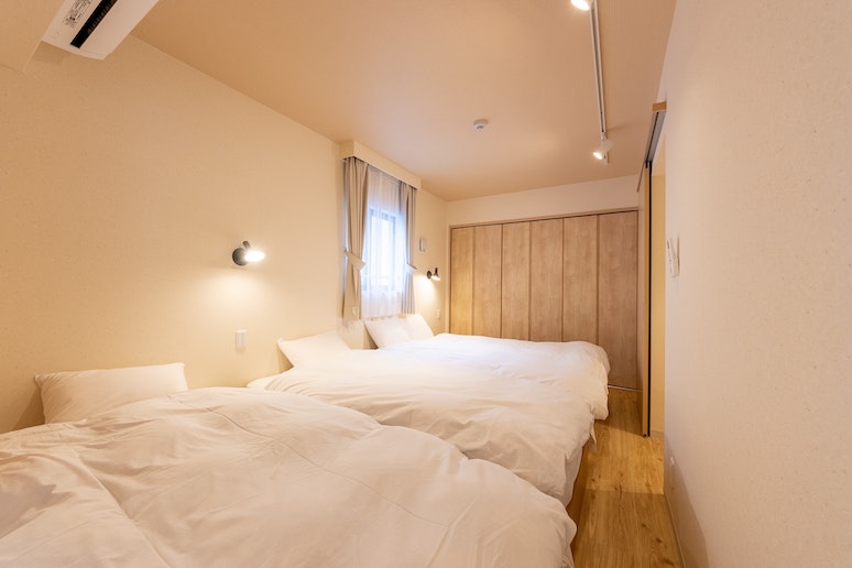 寝室は、ダブルベッド1台、シングルベッド2台の仕様となります。