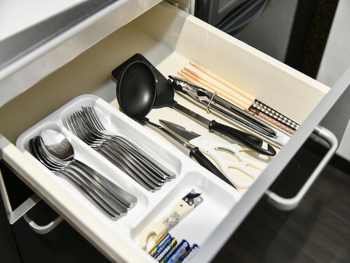 Cutlery and cooking tools in a drawer! 引き出しには食器とキッ