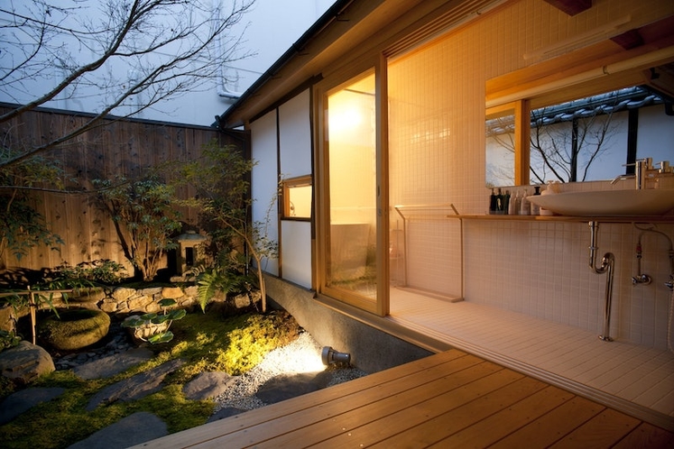 日本庭園を見ながら浴室へ