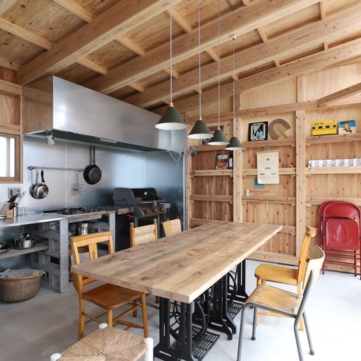 キッチンはガスコンロ3口、イスが8脚あります / There are 3 gas stoves...