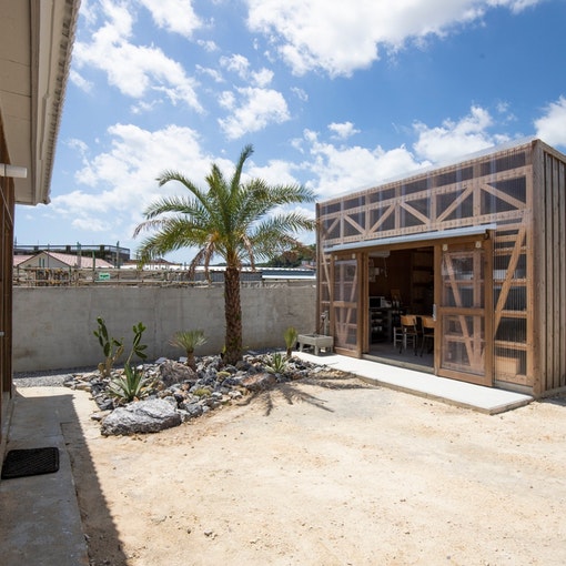 母屋、ダイニングキッチン棟、庭 / Main house, dining kitchen...