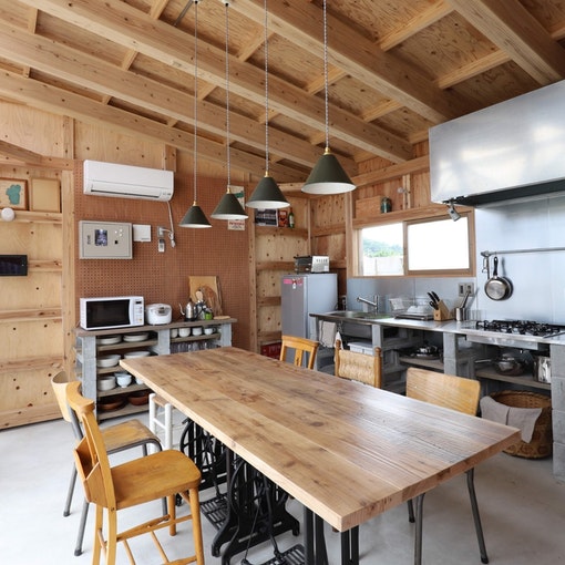 キッチンはガスコンロ3口、イスが8脚あります / There are 3 gas stoves...