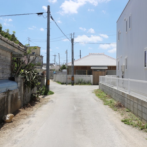 カフェ『波羅蜜 -PARAMITA-』を曲がった正面の建物です / Our INN is...