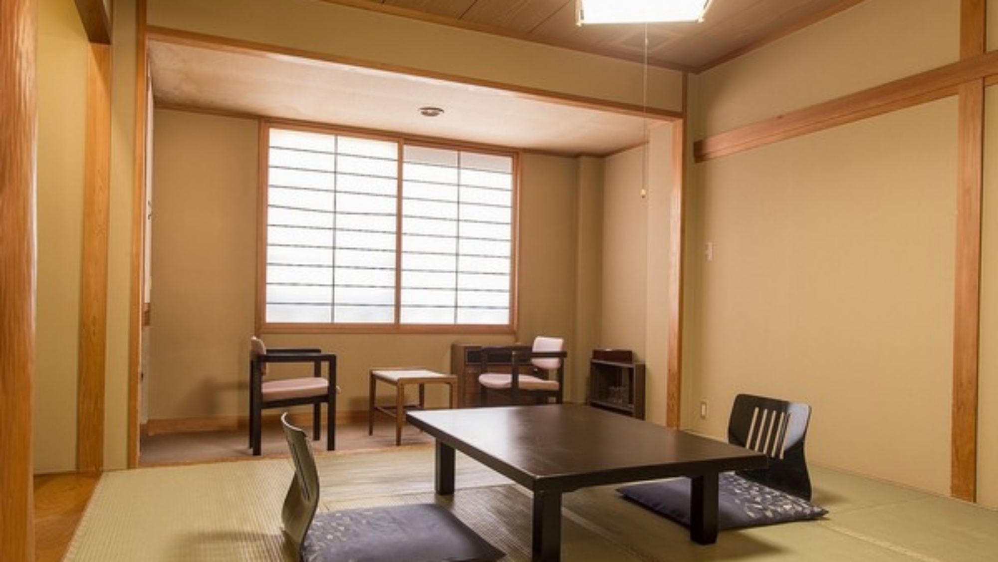 *【客室一例】和室8畳／和の趣を感じる快適な空間で、旅の合間にほっと一息お過ごしください。