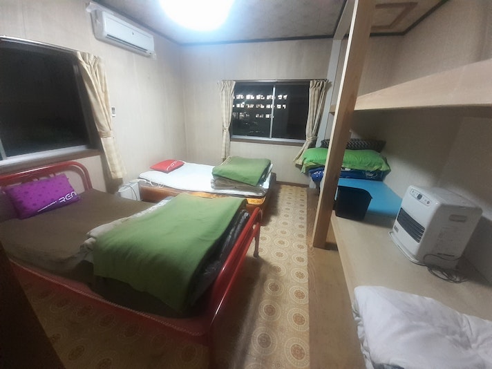 宿泊できるお部屋です。エアコン、ストーブもあります。