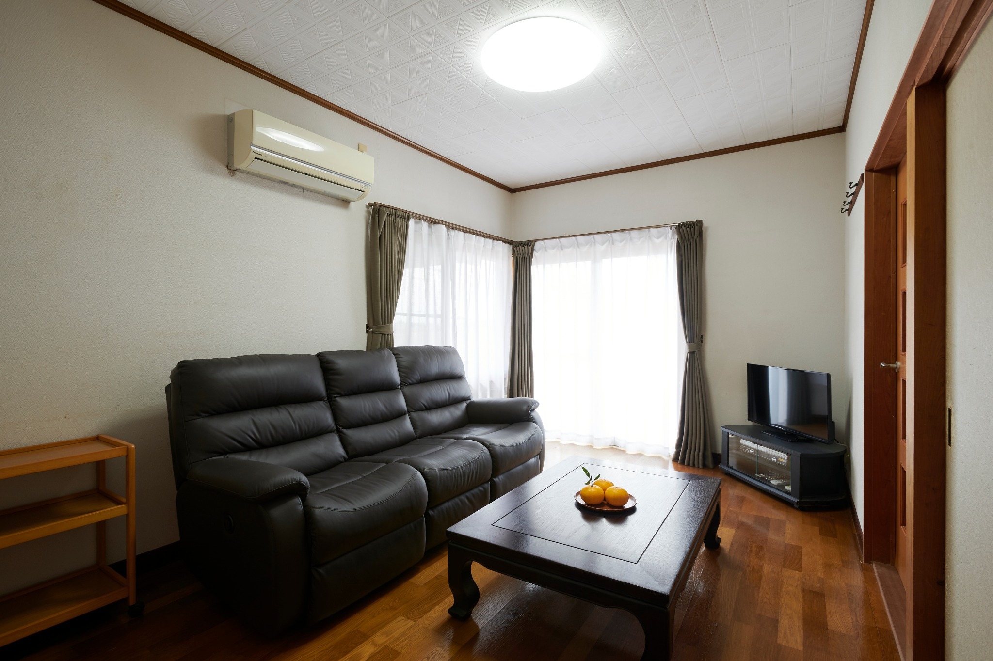 There is a TV in the living room. リビングルーム...