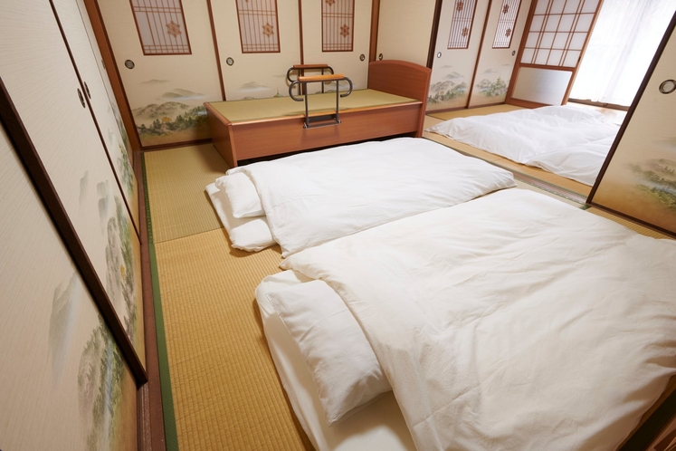和室に6名様までお休みになれます。7人以上になる場合にはリビングスペースをご利用ください。