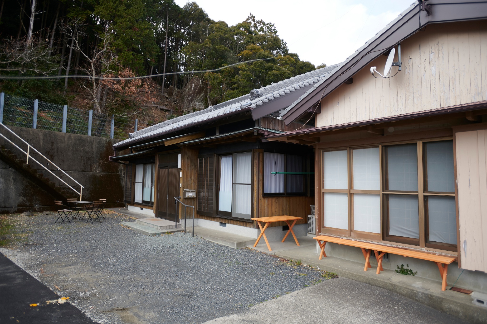  You can park 3 cars in front of the house.建物前に...