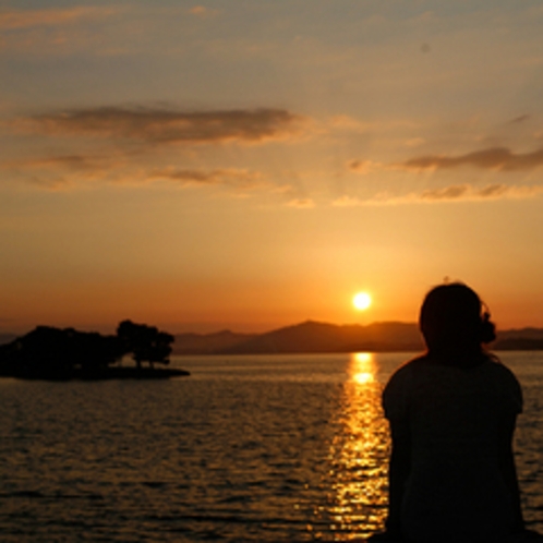 ●宍道湖の夕日女性の影