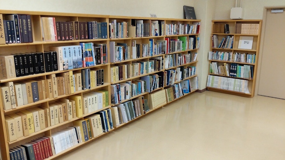 三和公民館にある図書館の歴史コーナーです。ご興味がおありの方はぜひおとづれてみてください!当宿から4