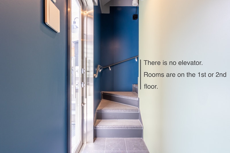 エレベーターはございません。お部屋は、1階または2階になります。There is no elevat