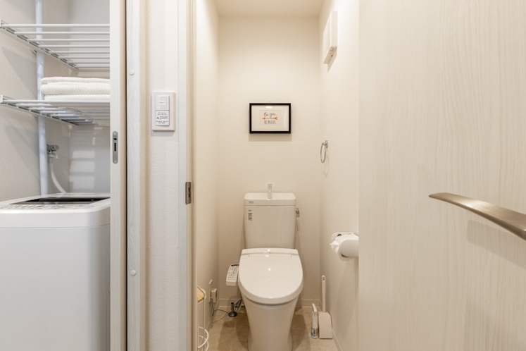 トイレは温水洗浄便座付きです。Toilet with Electronic bidet.