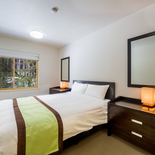 寝室ーダブルベッド（クイーンサイズ）