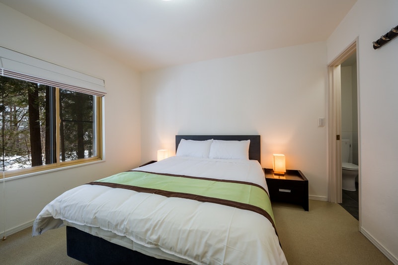 寝室ーダブルベッド（クイーンサイズ）