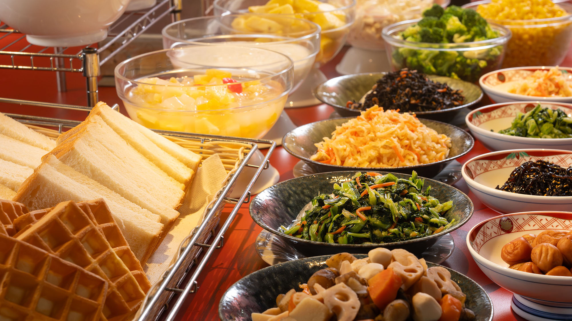 朝食ビュッフェ｜ホテルならではの和洋食豊富な朝食で、一日の始まりを贅沢に。