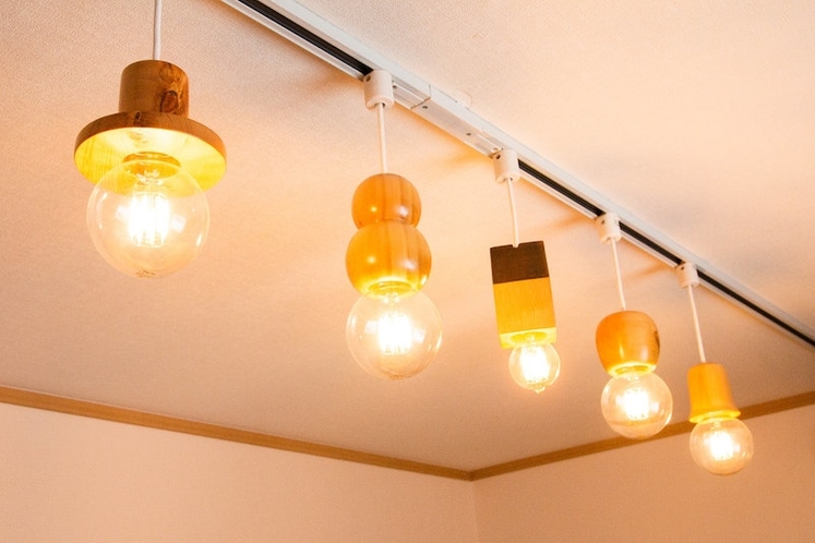 館内にはかわいらしい手作り照明が沢山! Unique handmade lighting in sh