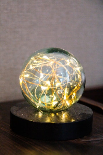 小樽名物のアンティークのガラス浮き球で作った手作りナイトライトが各ベットサイドにありますのでごゆっく
