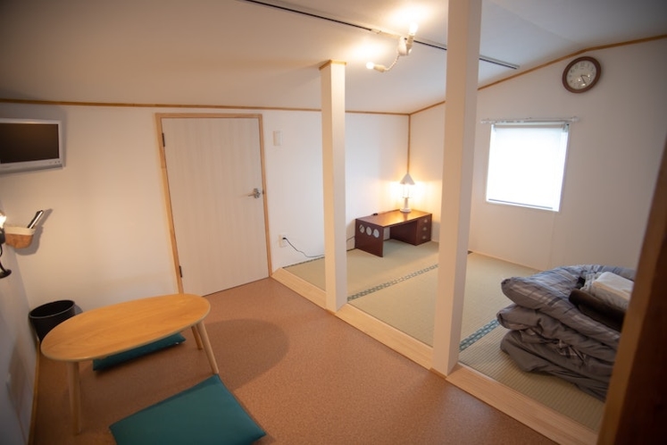 Room3は2部屋続きの屋根裏部屋です。各部屋に畳部分があり、布団を敷いてお休みいただけます。小さい