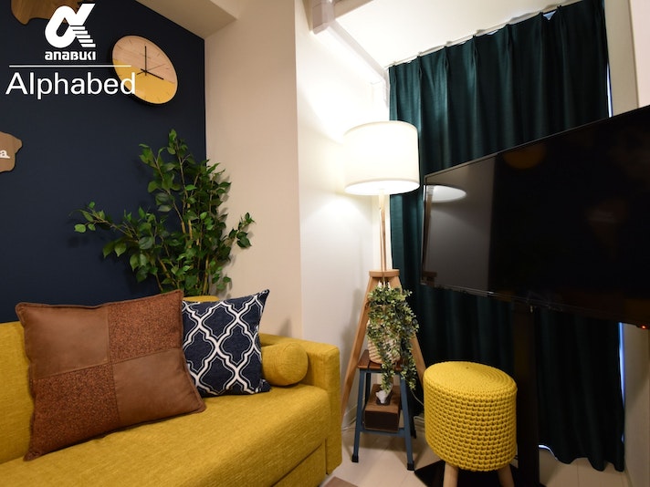 ソファーに腰掛け、ごゆっくりとテレビをご覧いただけます