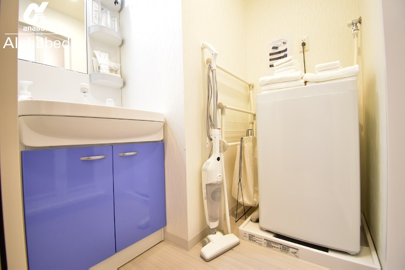 独立洗面所には洗濯機・室内物干し竿をご用意しております。掃除機もございますので、長期滞在の方にもおす