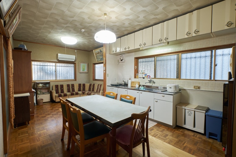 In the kitchen there is a relaxing area. キッチン横のソファ