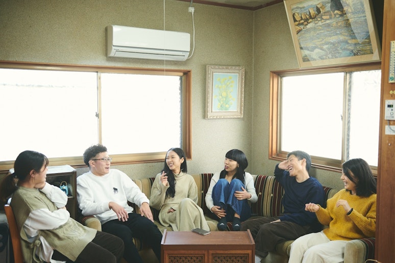 In the kitchen there is a relaxing area. キッチン横のソファ