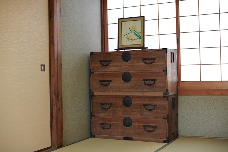 There are many antiques in the house.