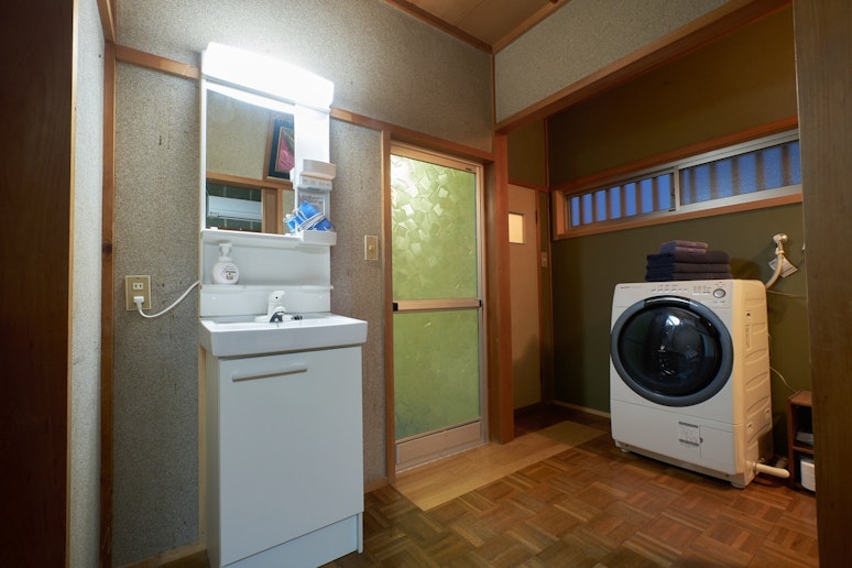 You can use washing machine by yourself. 洗濯機はご自由にご