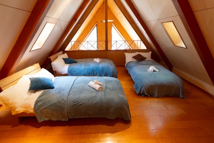 寝室A　シングルベッド3台（コンセント付き））