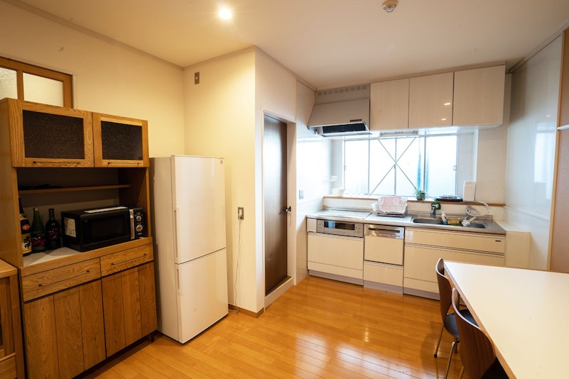 キッチンスペース(冷蔵庫・電子レンジ・炊飯器・IH調理器完備)