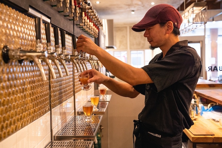 1Fにある20種類のクラフトビールが飲める「まほろバル」