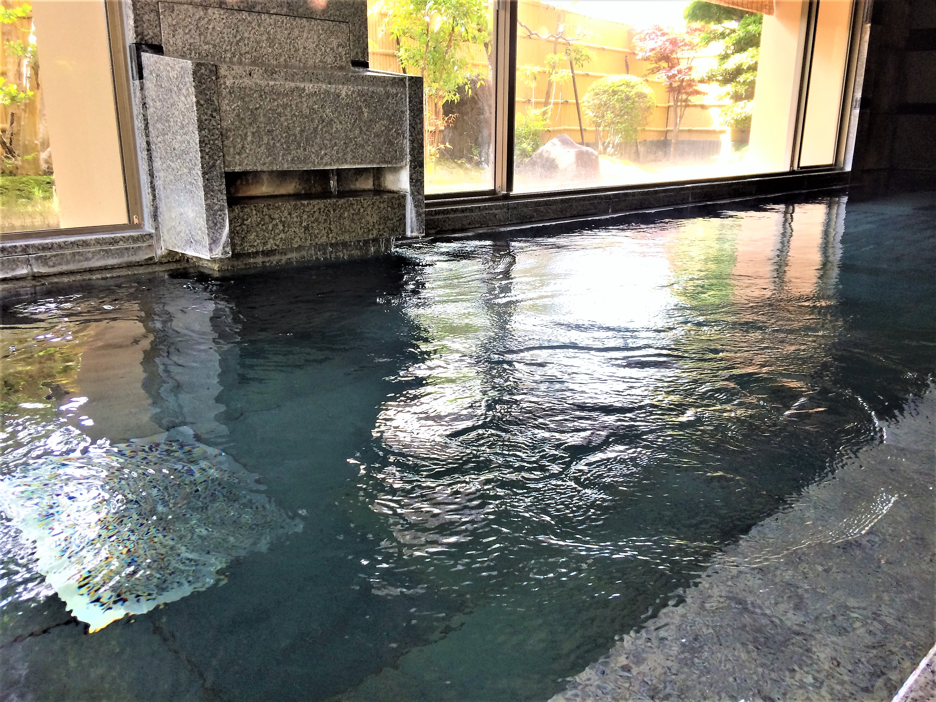 敷地内から湧き出る湯量たっぷりの湯田温泉