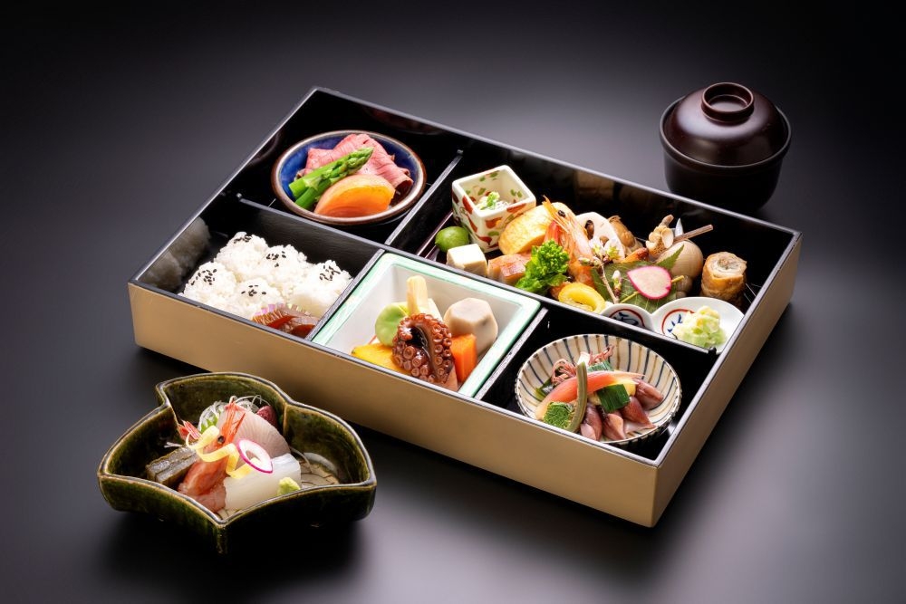 【雅樂倶 × 五万石本店】料亭が仕立てる「富山の美食弁当」を愉しむ贅沢ステイプラン（1泊2食付）