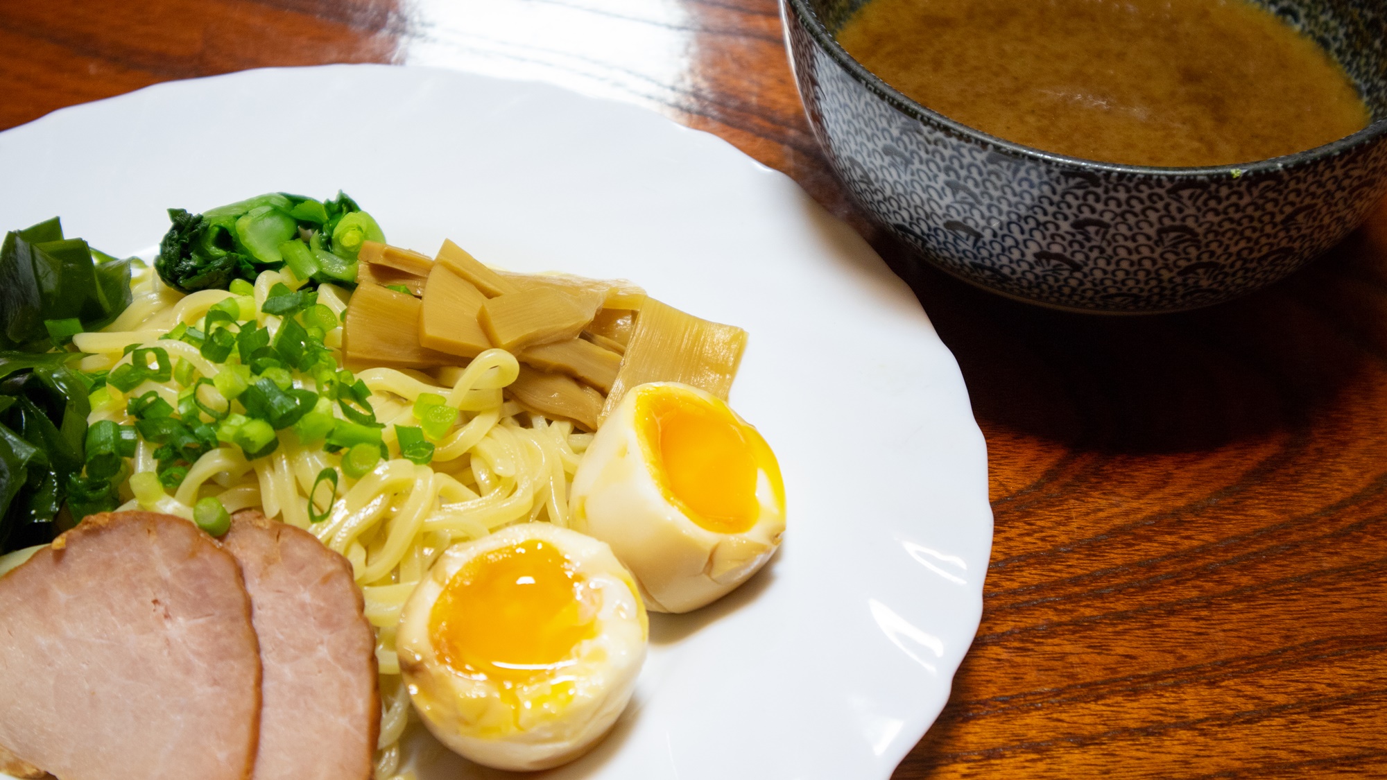 *【夕食一例／つけ麺】煮卵と濃厚なオリジナルスープがあと引く旨さ